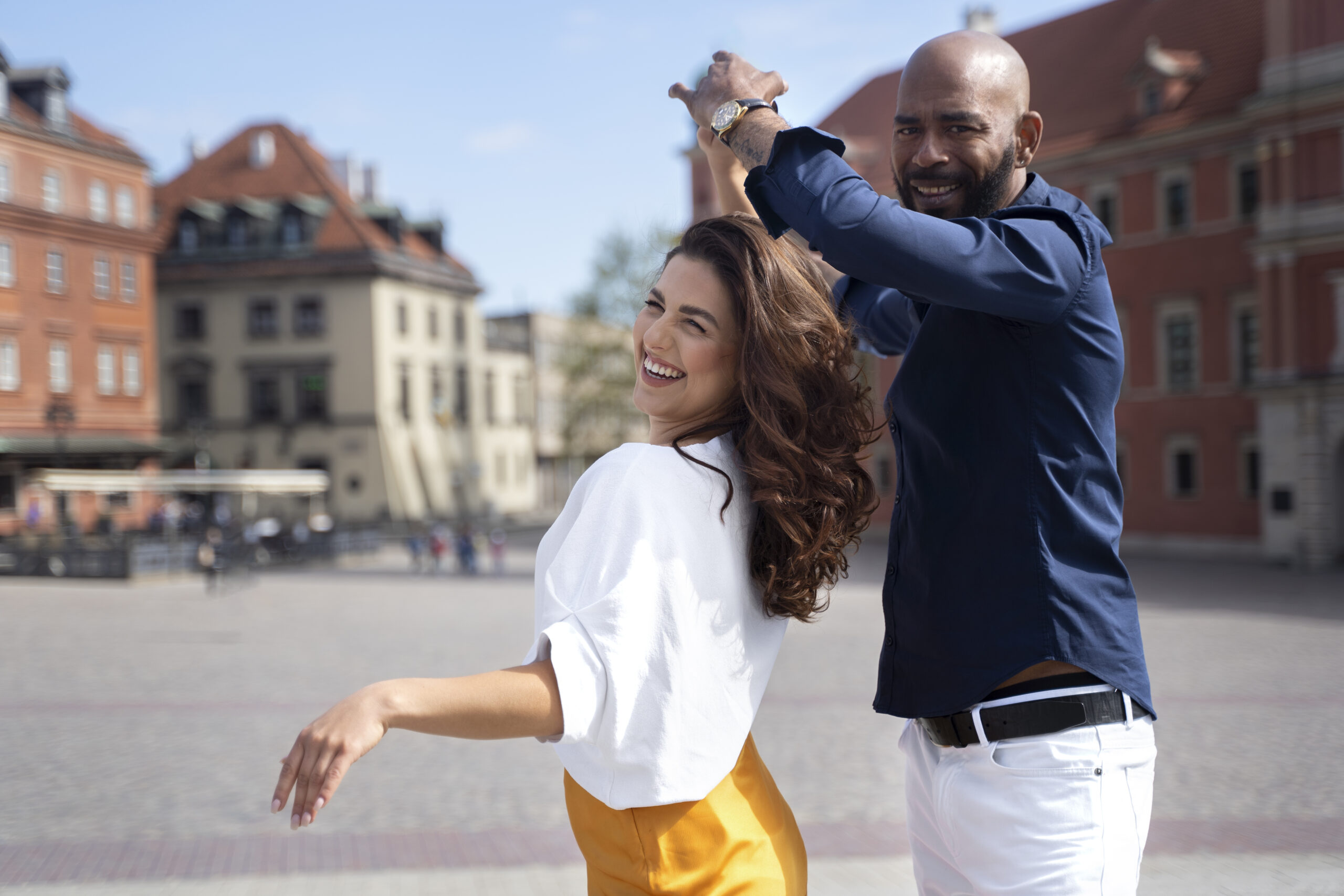 pareja-divirtiendose-mientras-baila-en-la-ciudad